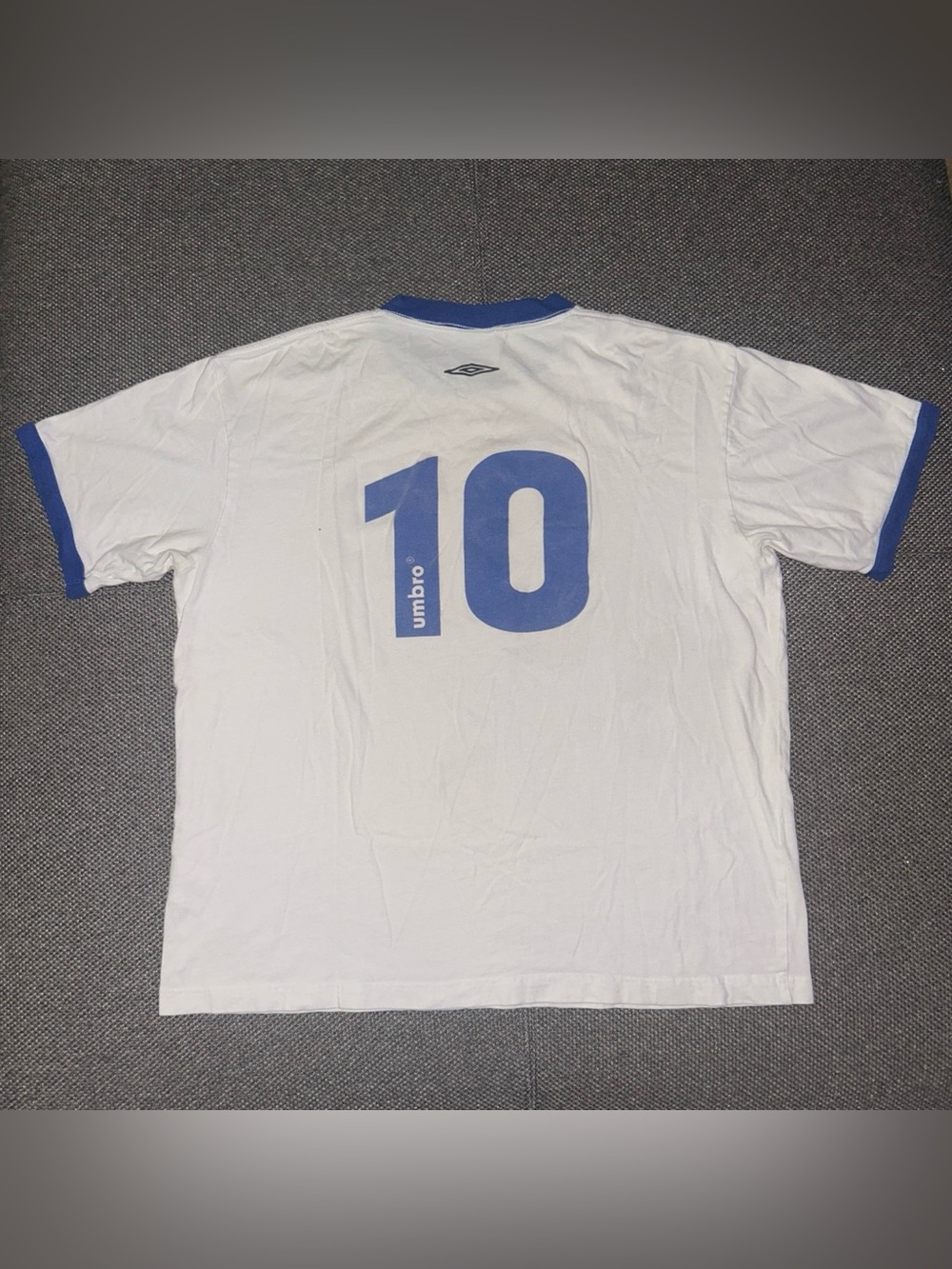 90s Umbro El Salvador White Men's Soccer Shirt with Blue Number 10